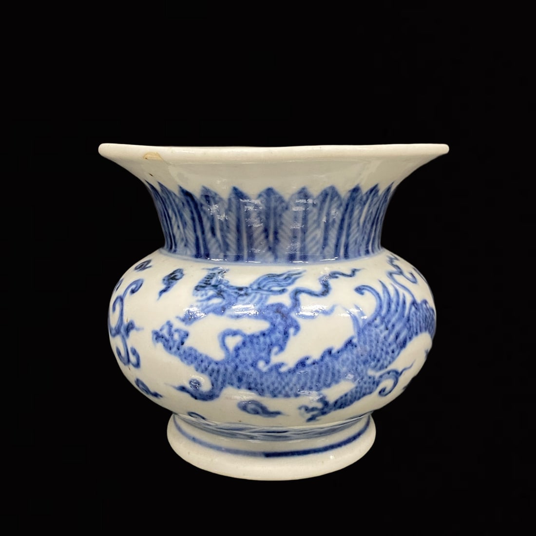 An Exquisite Blue and White Dragon Pattern Jar: An Exquisite Blue and White Dragon Pattern Jar,Qing Dynasty,China,Size:5inx5.5in 青花龙纹罐,中国清代