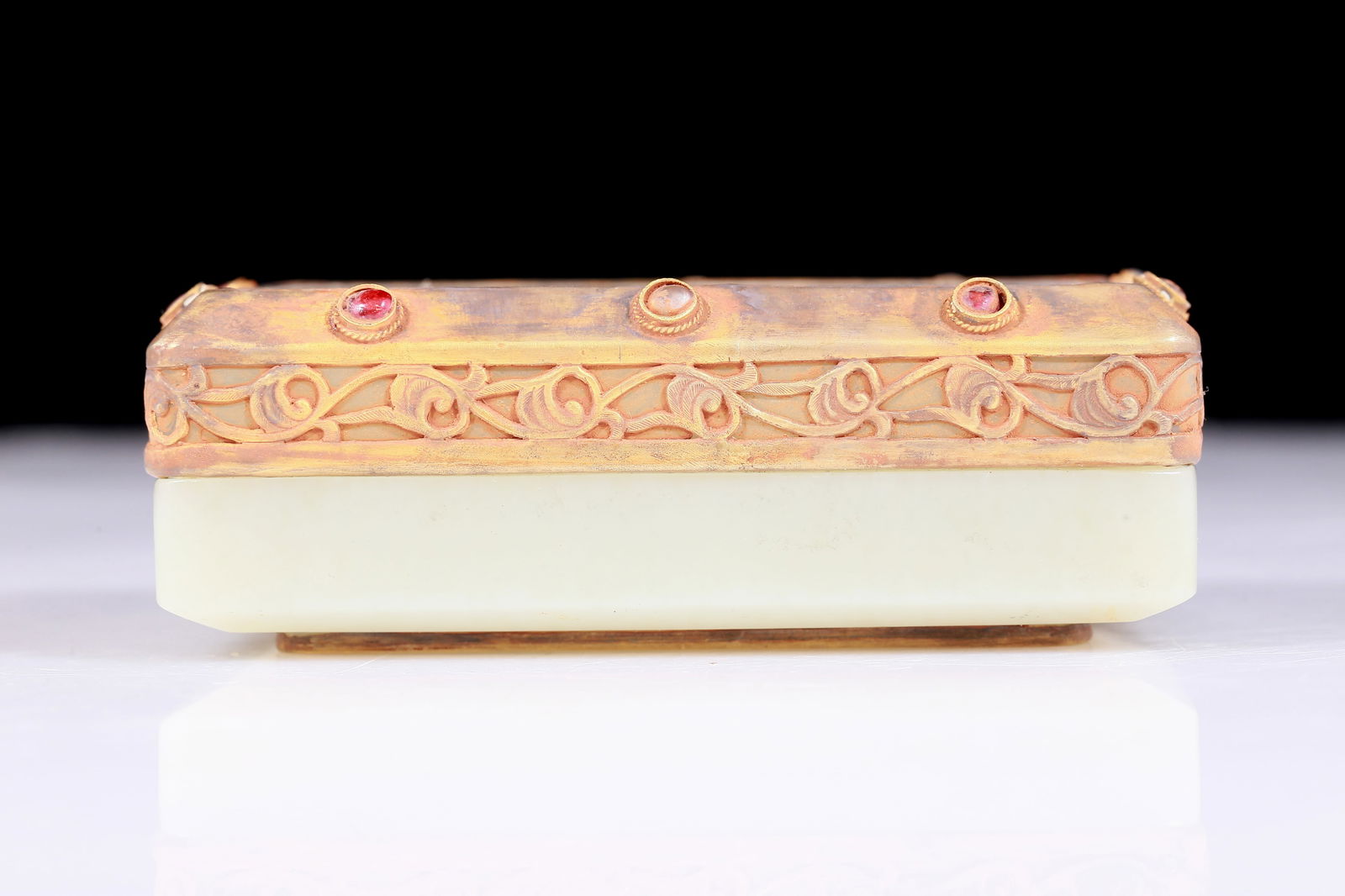 An exquisite white jade box covered with gold and inlaid with gems (1 of 8)