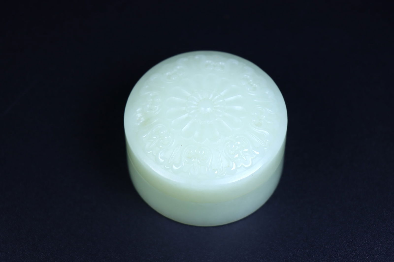An Exquisite White Jade Flower Pattern Box - 2