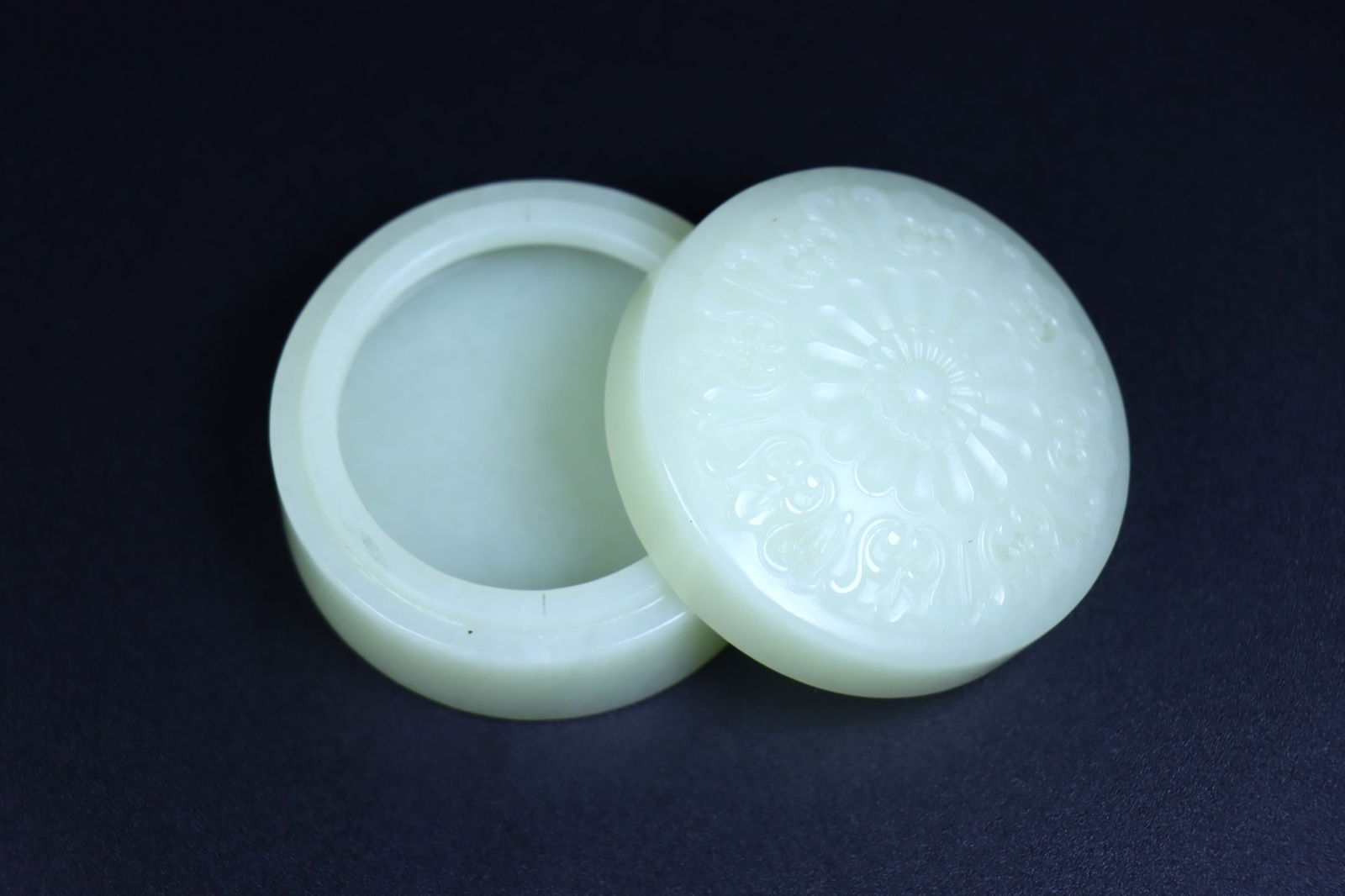 An Exquisite White Jade Flower Pattern Box - 5