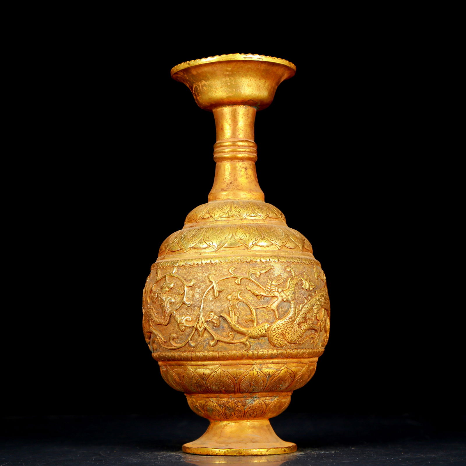 An exquisite gilt bronze vase with dragon pattern: An exquisite gilt bronze vase with dragon pattern, Qing Dynasty, China. The surface has been carefully carved, vividly demonstrating the superb skills of the craftsman. It has its own unique meaning a
