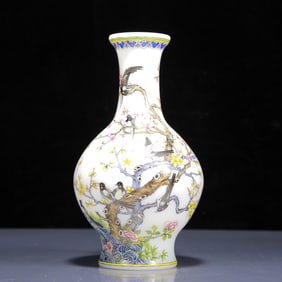 An Exquisite Glass Famille-Rose Flower and Bird Pattern Vase