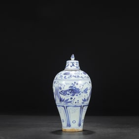 An Exquisite Blue and White Hornwort Pattern Bottle