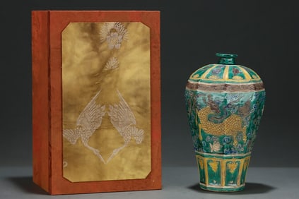 An Exquisite Fahua Ware Lotus and Phoenix Pattern Vase