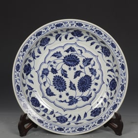 An Exquisite Blue and White Flower Pattern Plate