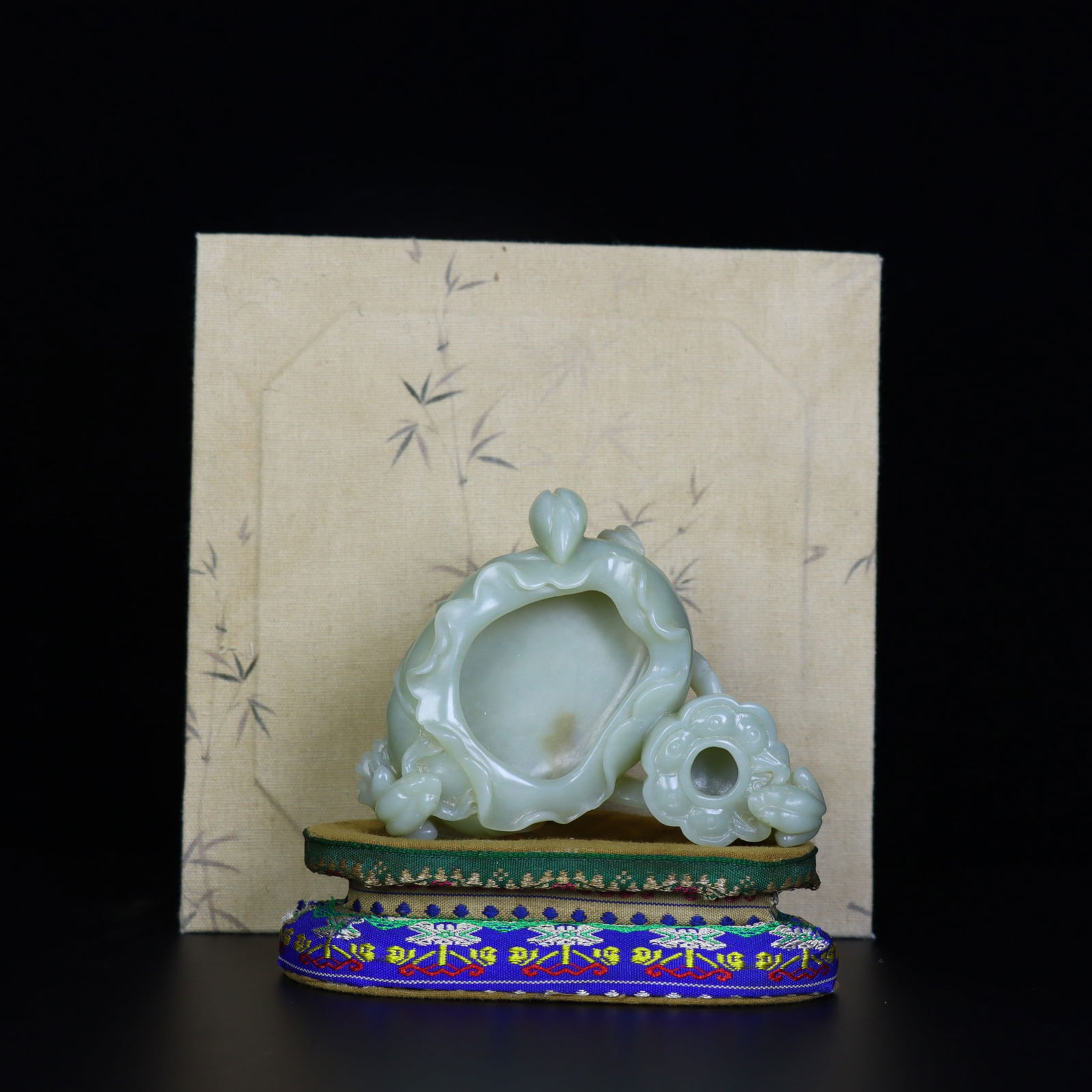 An Exquisite White Jade Frog Pattern Brush Washer: An Exquisite White Jade Frog Pattern Brush Washer,Qing Dynasty,China,Size:1.2inx3.7inx4.1in,Weight:194g 白玉青蛙纹笔洗,中国清代