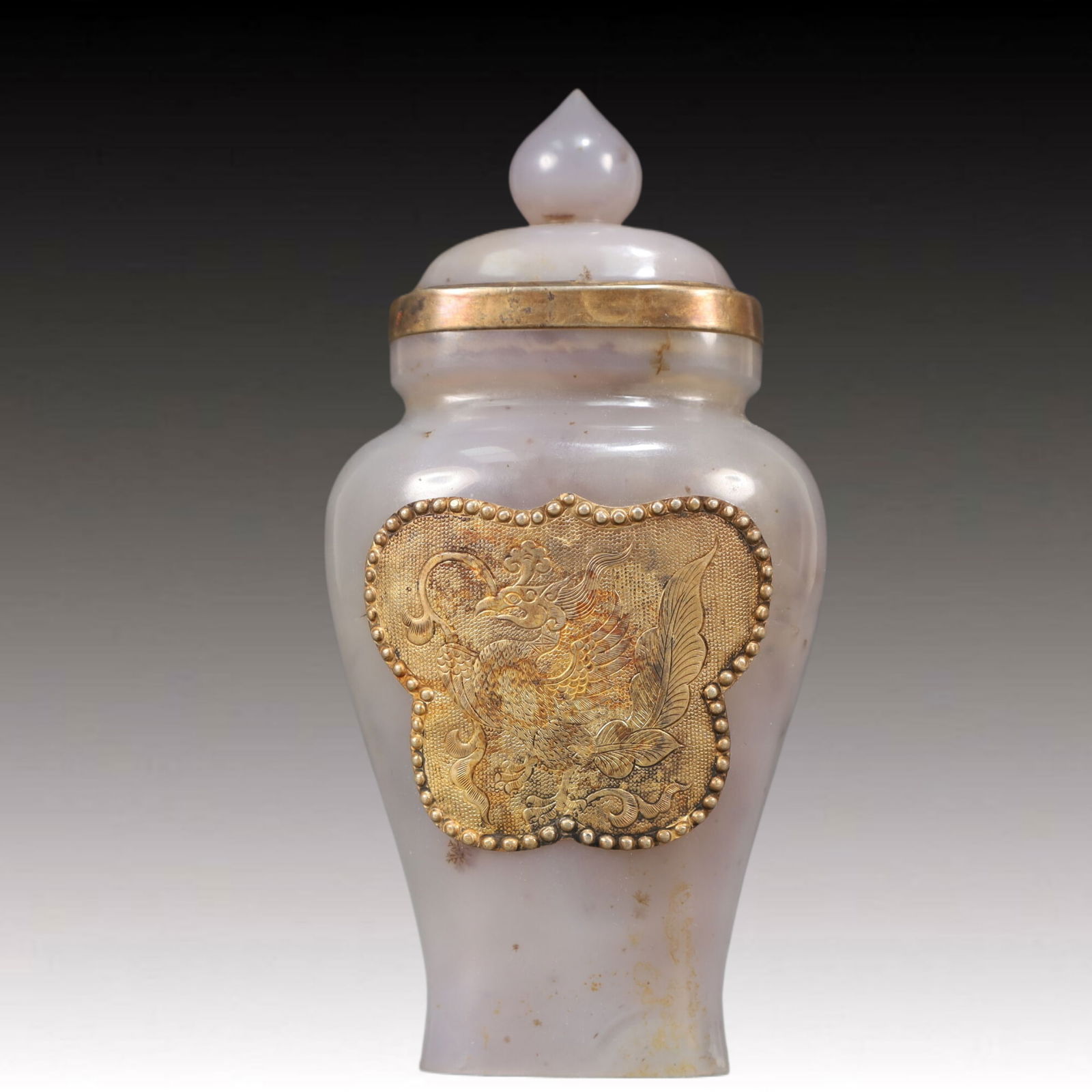 An Exquisite Agate Cover with Gold Phoenix Pattern Vase: An Exquisite Agate Cover with Gold Phoenix Pattern Vase,Qing Dynasty, China,Size:2.8inx2inx5.5in,Weight:200g 