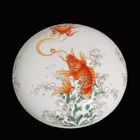 An Exquisite Famille-Rose Seawater and Fish Pattern Box