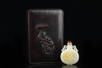 An Exquisite White Jade Double-Ears Snuff Bottle