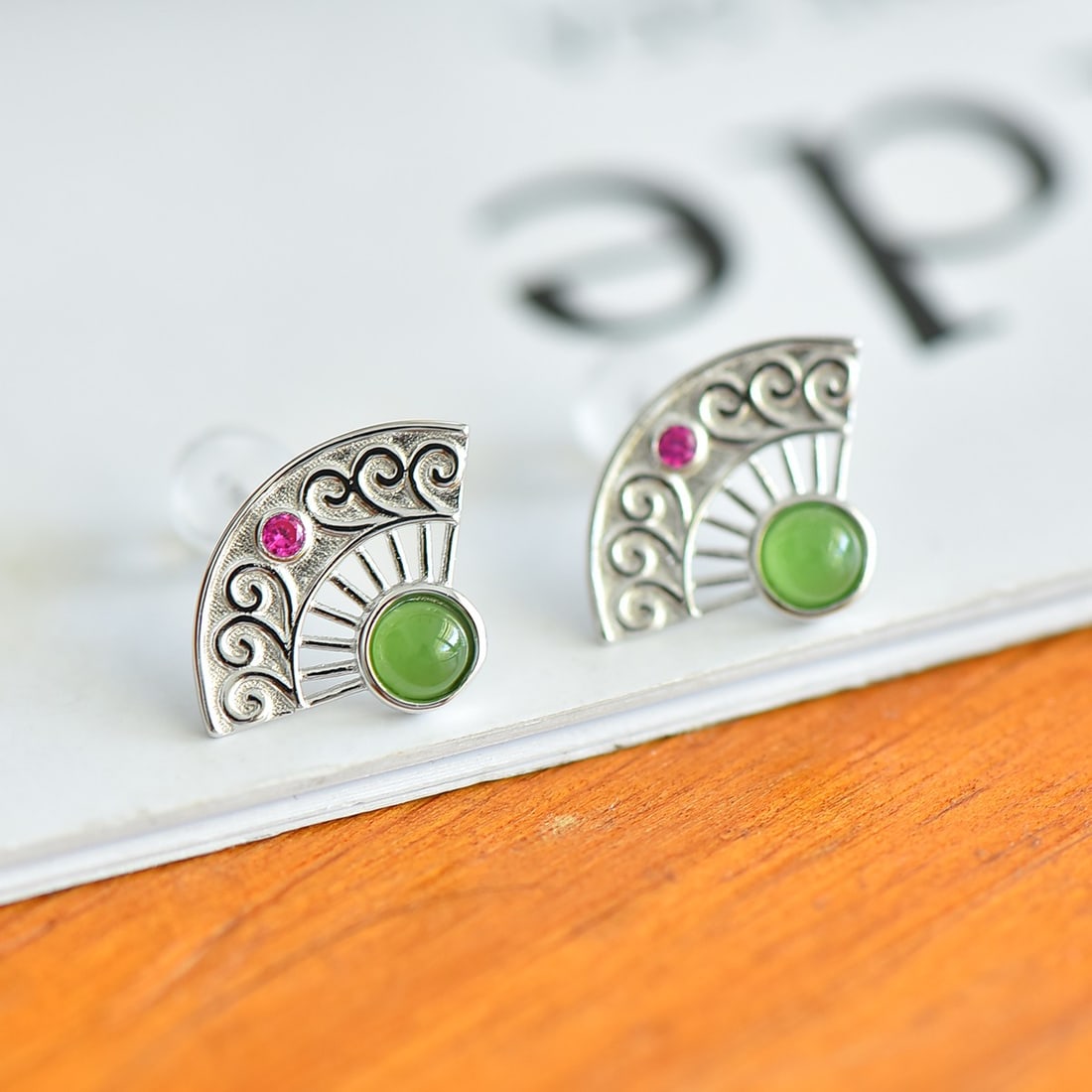 A Pair of Exquisite Sterling Silver Inlaid Jasper Earrings,Inlaid Gems: A Pair of Exquisite Sterling Silver Inlaid Jasper Earrings,Inlaid Gems,Size:0.2inx0.2in 一对纯银镶碧玉耳环,嵌宝石