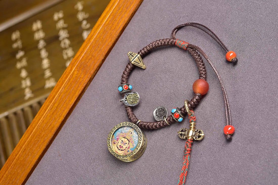 An Exquisite Statue of Mammon Tangka Bracelets with Red Agate: An Exquisite Statue of Mammon Tangka Bracelets with Red Agate,Size:0.9inx0.3in, 财神像唐卡手串带红玛瑙