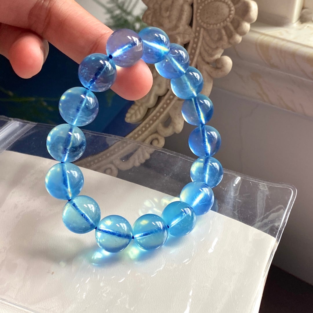 An Exquisite Aquamarine Bracelets: An Exquisite Aquamarine Bracelets,Size:0.5in, Weight:50.7 g 海蓝宝手串