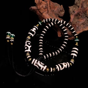 A Precious Dzi Bead Necklace