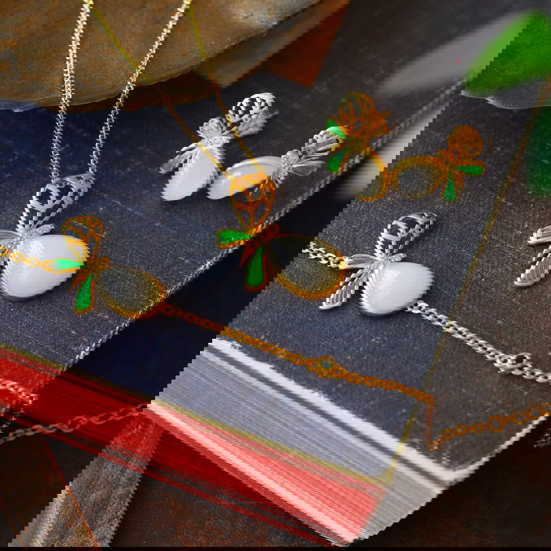 A Set of Fine Sterling Silver-Gold Plated Inlaid White Jade Jewelry,Inlaid Diamond: A Set of Fine Sterling Silver-Gold Plated Inlaid White Jade Jewelry,Inlaid Diamond,Size:(Necklace)0.5inx1.1in,(Ring)0.7inx1in,(Earring)0.6inx0.8in 