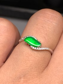 An Exquisite 18k Gold Diamond Inlaid Jadeite Ring