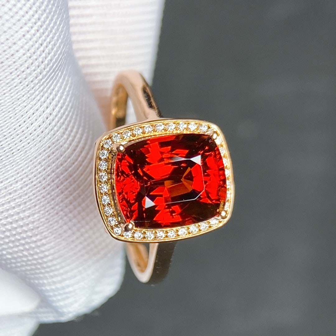3.97Ctw Natural Ruby Ring: 3.97Ctw Natural Ruby Ring,Size:0.4inx0.3in 3.97Ctw天然红宝石戒指