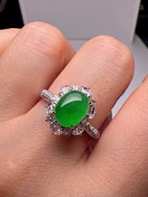 An Exquisite 18k Gold Diamond Inlaid Jadeite Ring