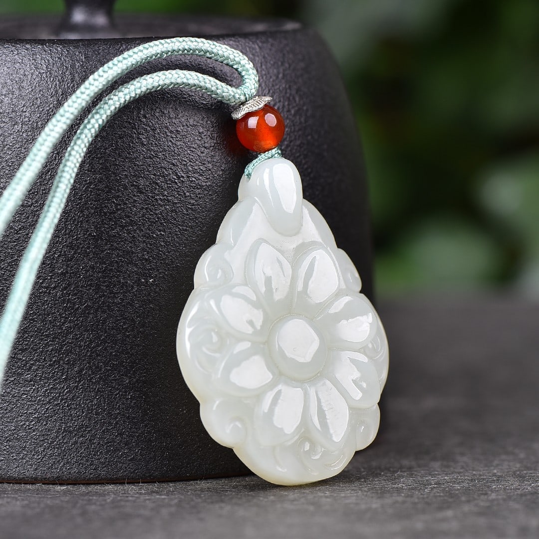 An Exquisite White Jade Peony Pendant: An Exquisite White Jade Peony Pendant,Size:1.2inx1.7in 白玉牡丹花挂件