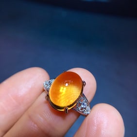 An Exquisite Sterling Silver Inlaid Crystal Ring