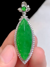 An Exquisite 18k Gold Diamond Inlaid Jadeite Pendant