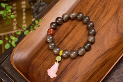 An Exquisite Eaglewood Bracelets with Agate Statue of Buddha Head