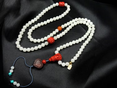 An Exquisite White Jade Necklace