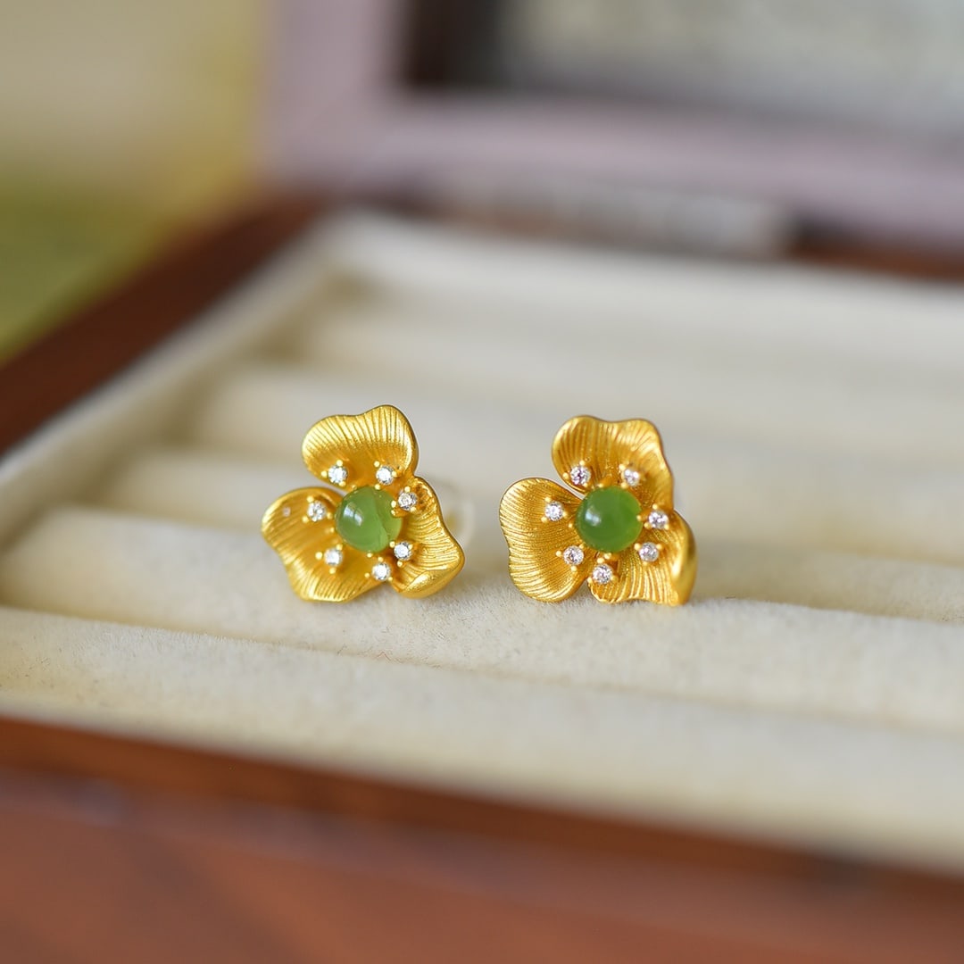 A Pair of Exquisite Sterling Silver-Gold Plated Inlaid Jasper Earrings: A Pair of Exquisite Sterling Silver-Gold Plated Inlaid Jasper Earrings,Size:0.2inx0.2in 一对纯银镀金镶碧玉耳钉