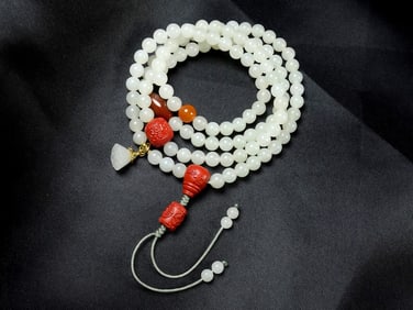 An Exquisite White Jade Necklace