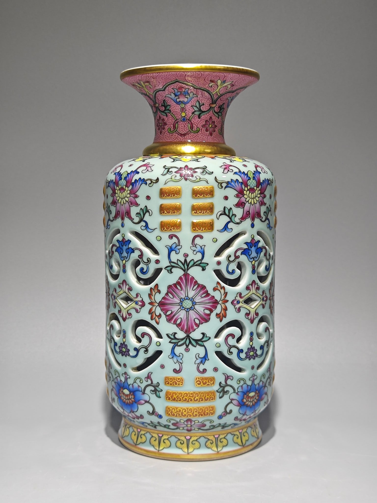 An Exquisite Enamel Trigram Pattern Vase - 3