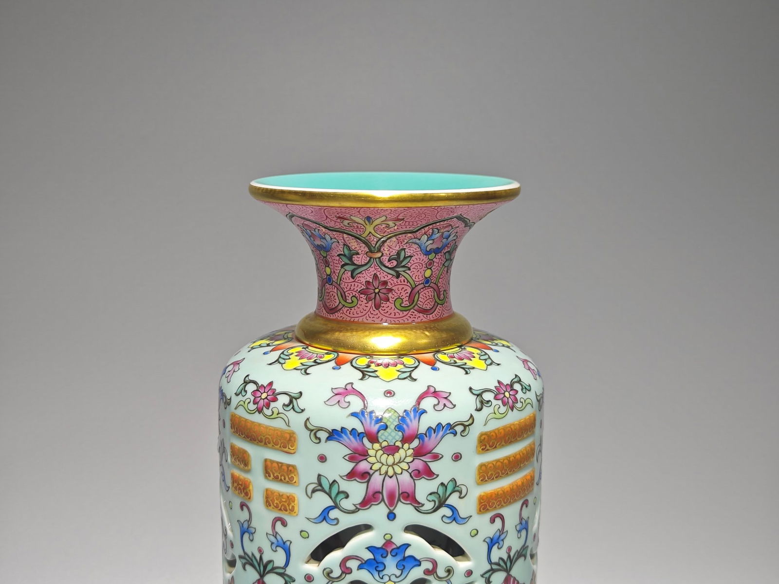 An Exquisite Enamel Trigram Pattern Vase - 5