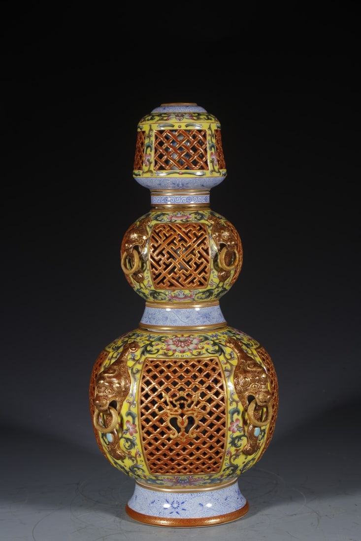 An Exquisite Enamel Painted Gold Lotus Pattern Gourd-Shaped Vase (1 of 8)