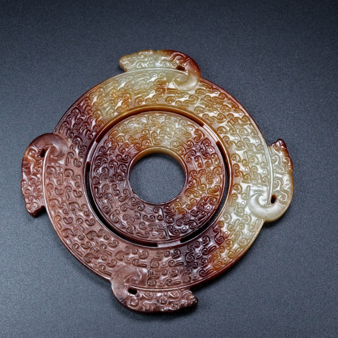 An Exquisite White Jade Chi-Dragon Pattern Pendant (1 of 10)