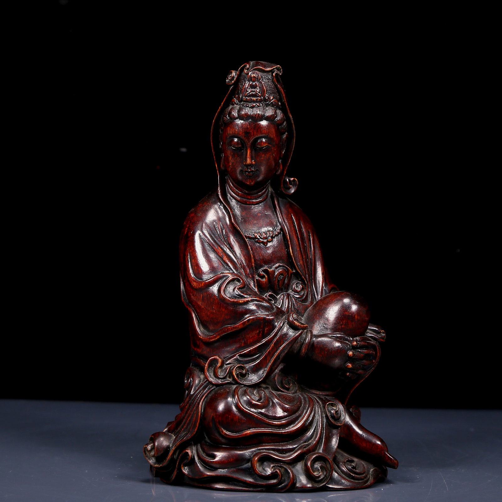 An Exquisite agarwood Statue of Avalokitesvara: An Exquisite agarwood Statue of Avalokitesvara,Qing Dynasty, China,Size:5.5inx5.1inx9.8in；Weight:430g 沉香木自在观音像，清代