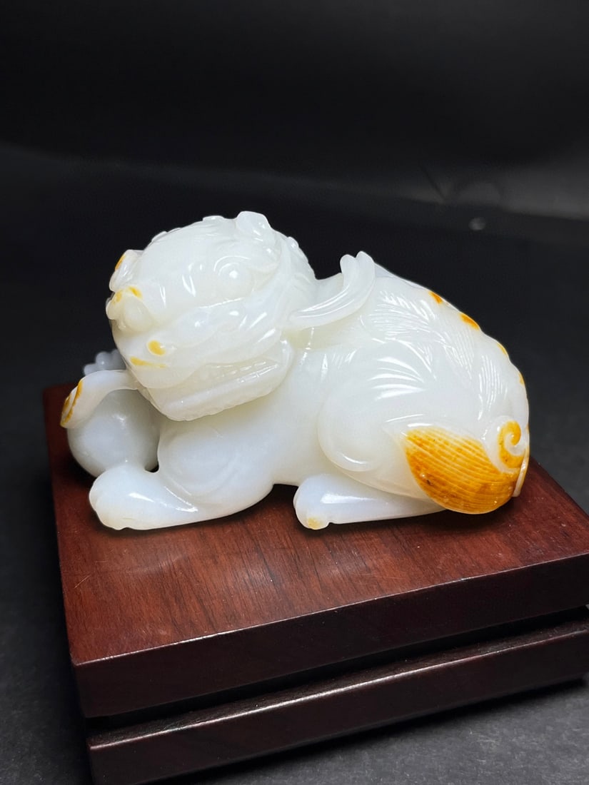 An Exquisite White Jade Lion Hand Piece: An Exquisite White Jade Lion Hand Piece,Qing Dynasty,China,Size:2.9inx1.4inx1.7in,Weight:176g 白玉狮子手把件,中国清代