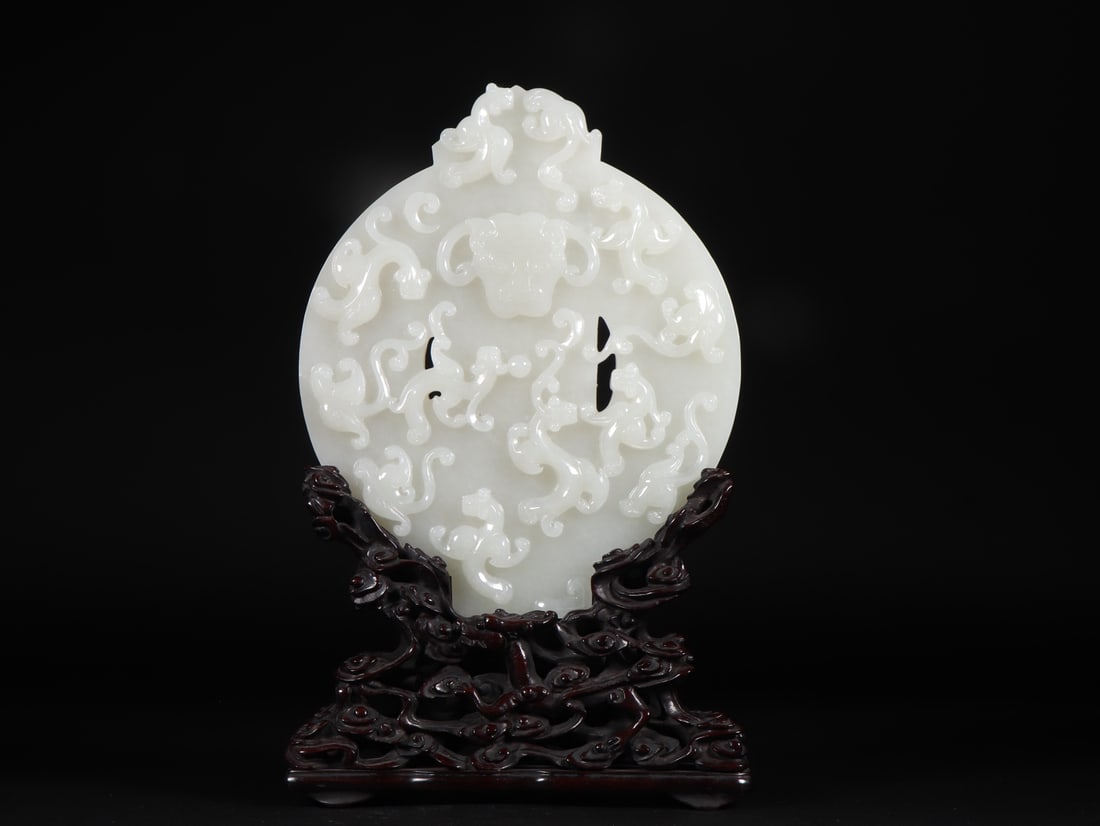 An Exquisite White Jade Chi-Dragon Pattern Jade Pendant,with Auspicious Cloud Pattern Base (1 of 9)