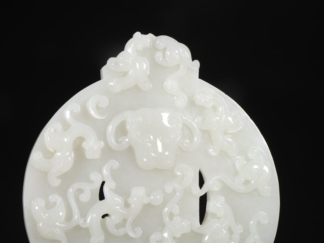 An Exquisite White Jade Chi-Dragon Pattern Jade Pendant,with Auspicious Cloud Pattern Base - 4