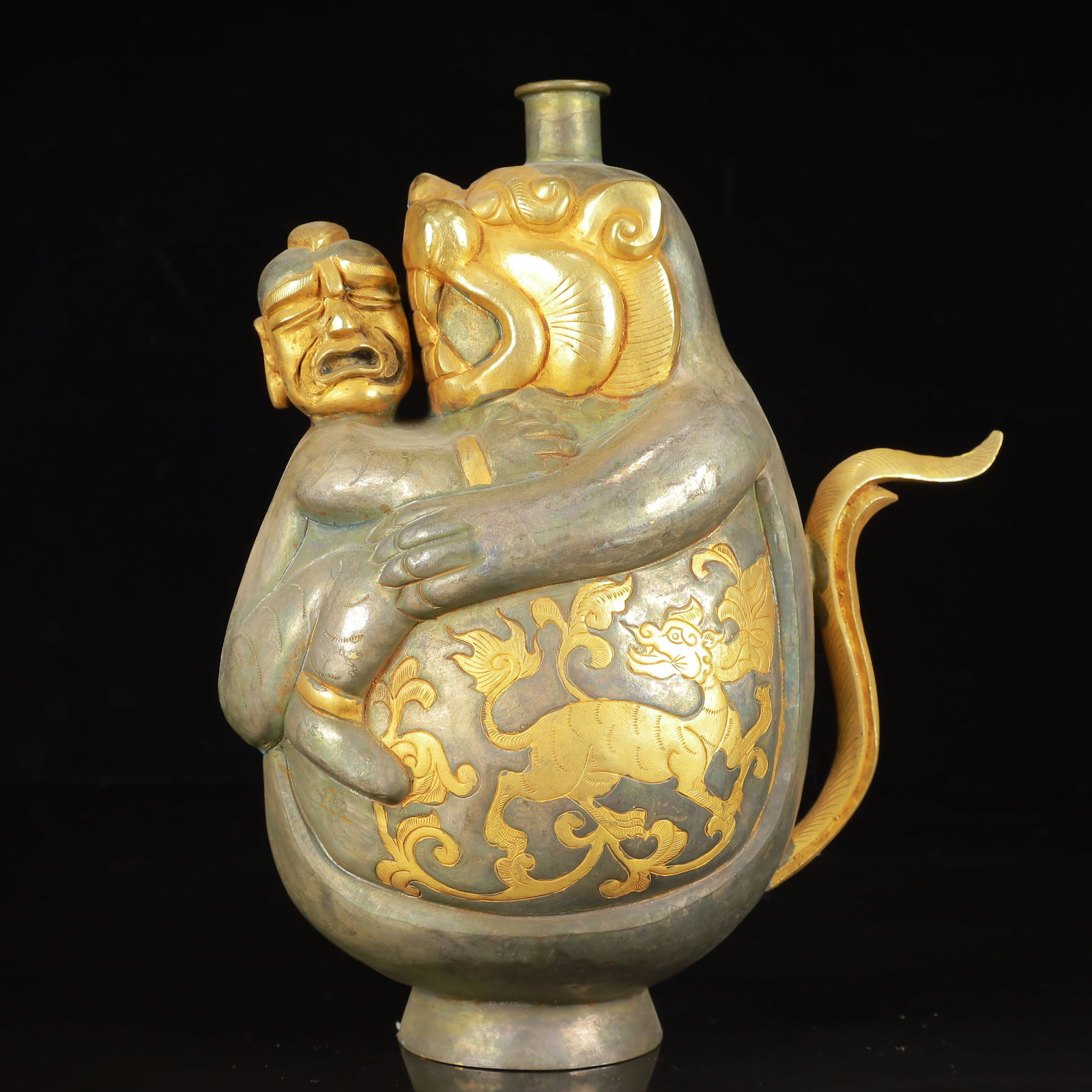 An Exquisite Gilt Silver Auspicious Beast Pattern Figure Pot (1 of 15)