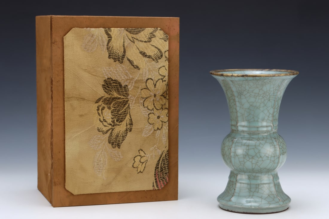 An Exquisite Guan yao Celadon Glazed Vase,with an Imperial Poem by Emperor Qianlong (1 of 8)
