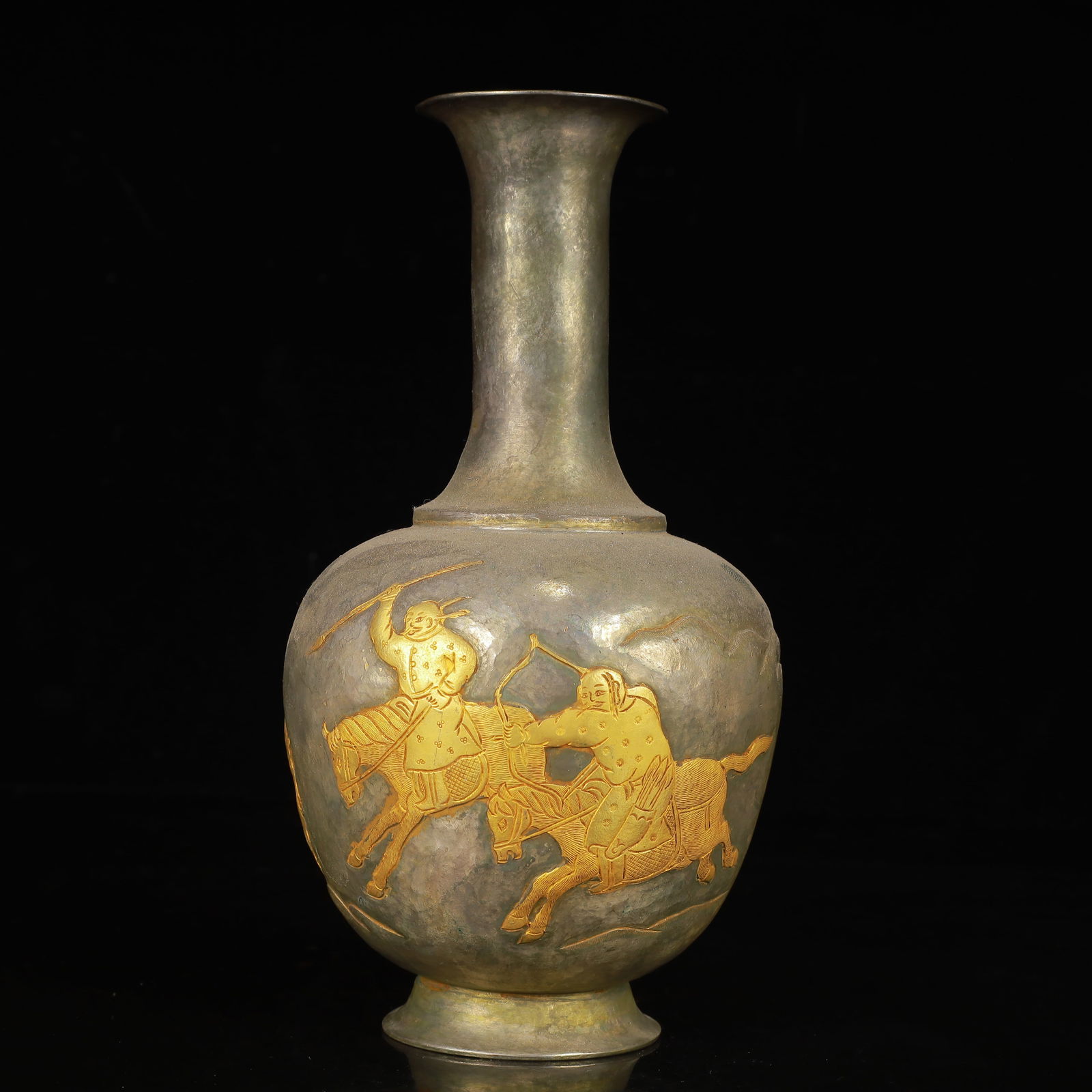 An Exquisite Gilt Silver Figure Pattern Vase (1 of 12)