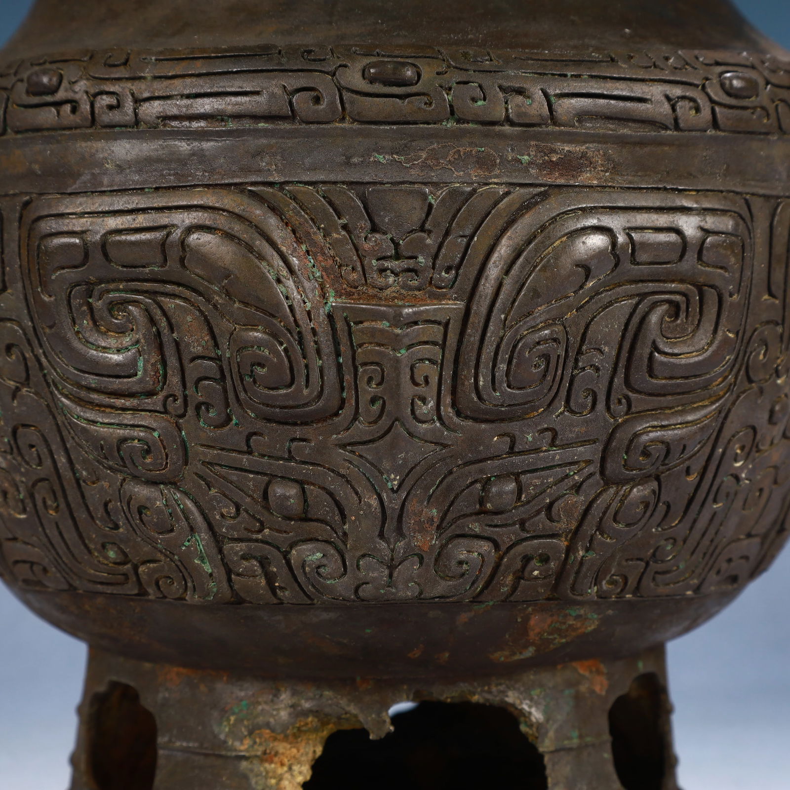 An Archaic Bronze Beast-Face Pattern Jar - 3
