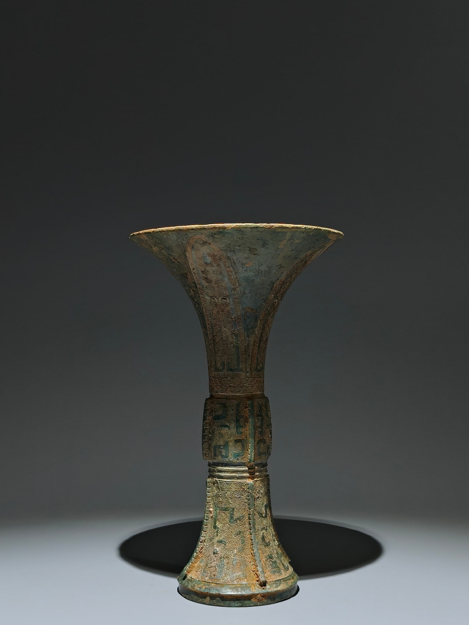 An Archaic Bronze Beast-Face Pattern Libation Cup - 4