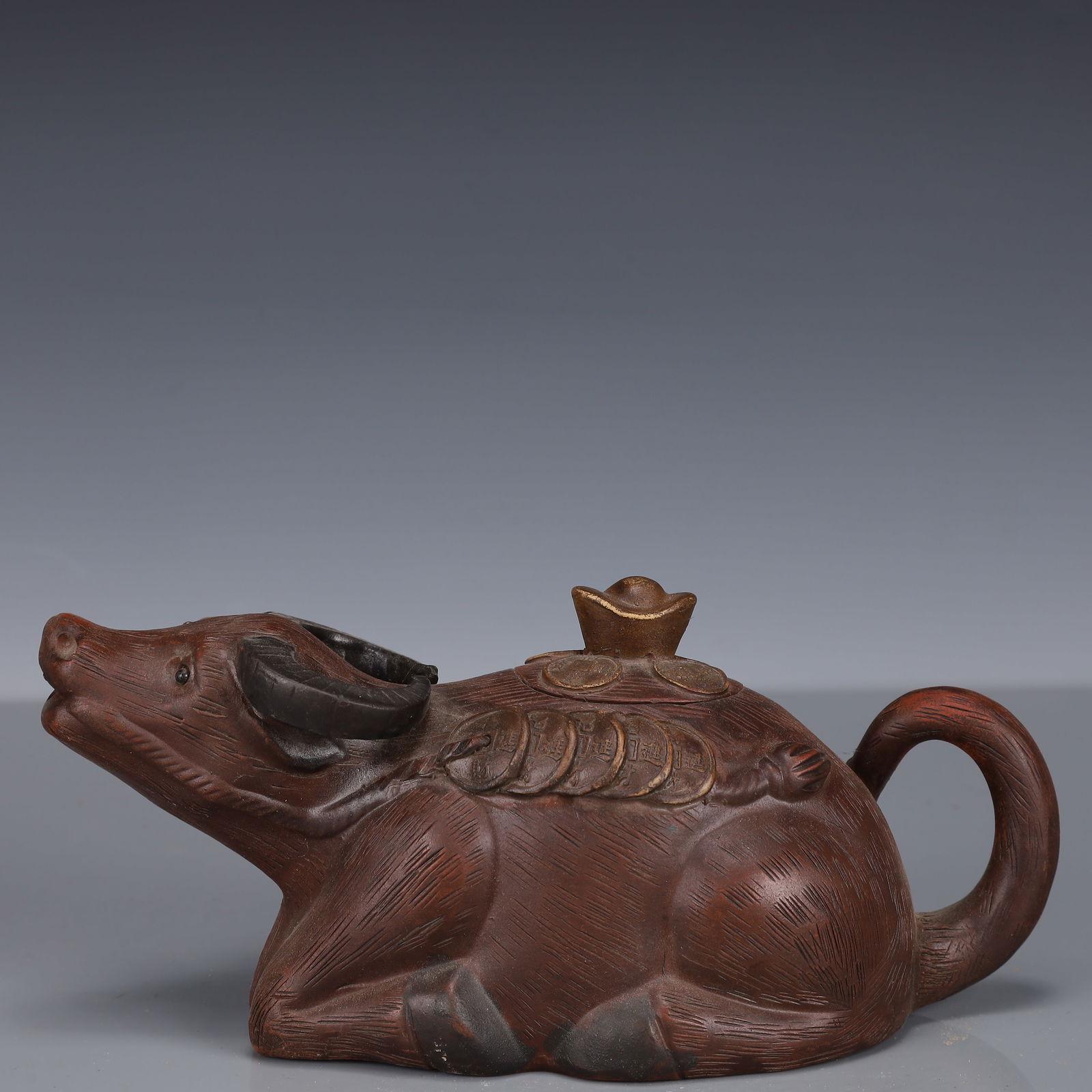 An Exquisite Purple Sands Buffalo-Shaped Teapot: An Exquisite Purple Sands Buffalo-Shaped Teapot,Ming Dynasty, China,Shi Dabin Mark,Size:7.9inx3.1inx3.1in,Weight:425g 