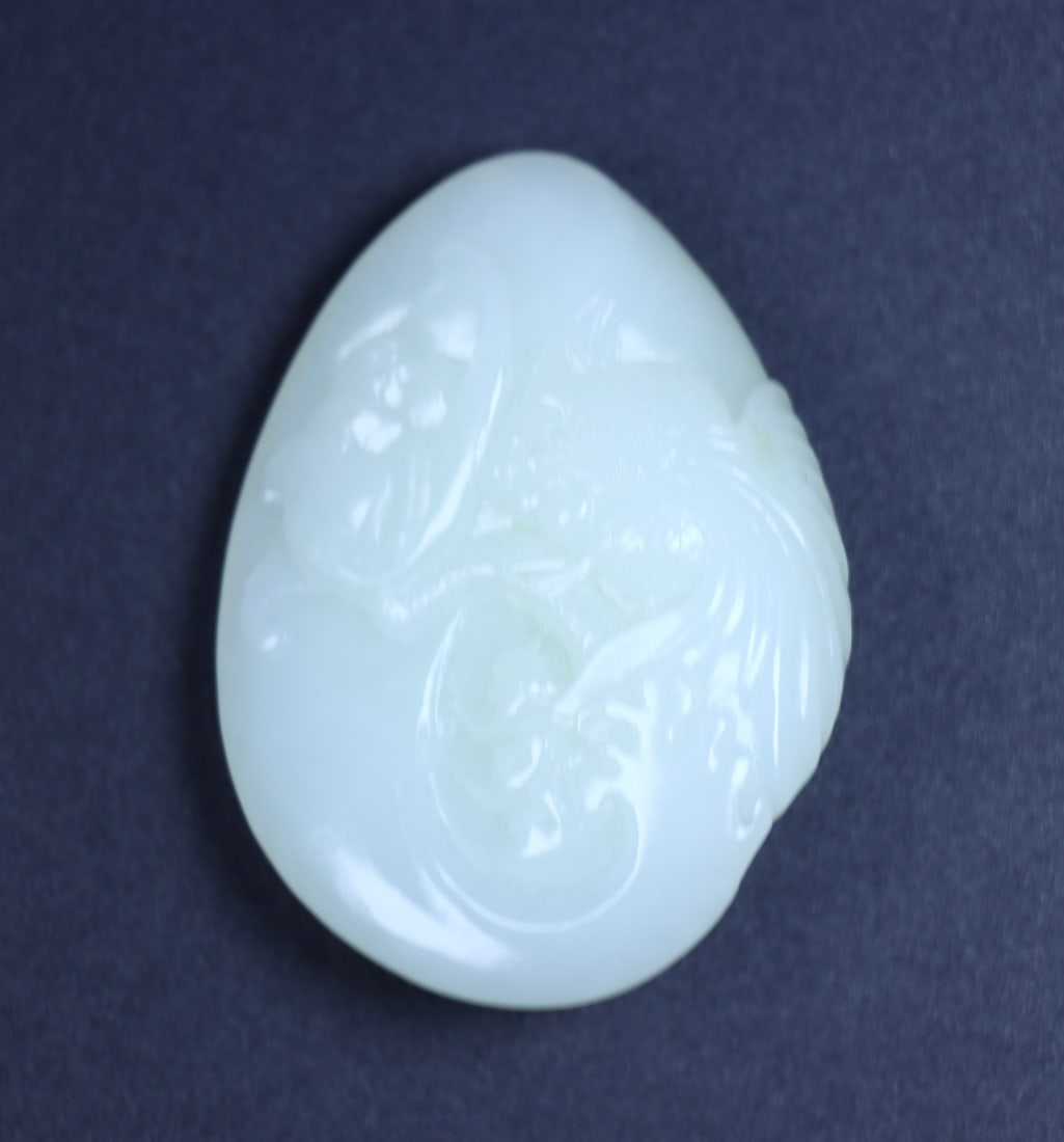 An Exquisite White Jade Fish Pattern Pendant (1 of 9)