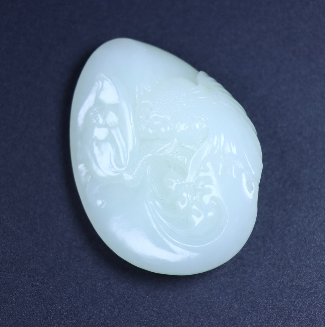 An Exquisite White Jade Fish Pattern Pendant - 2