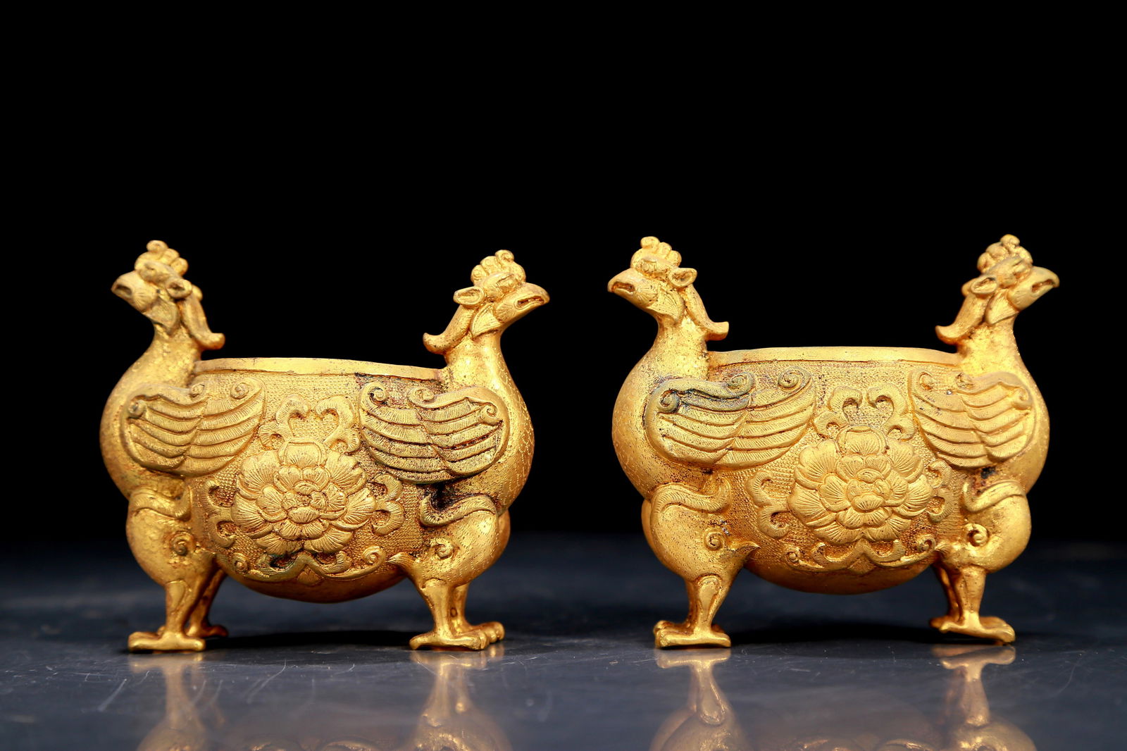 A pair of exquisite gilt bronze cups with phoenix patterns: pair of exquisite gilt bronze cups with phoenix patterns, Qing Dynasty, China. The surface has been carefully carved, vividly demonstrating the superb skills of the craftsmen. It has its own unique