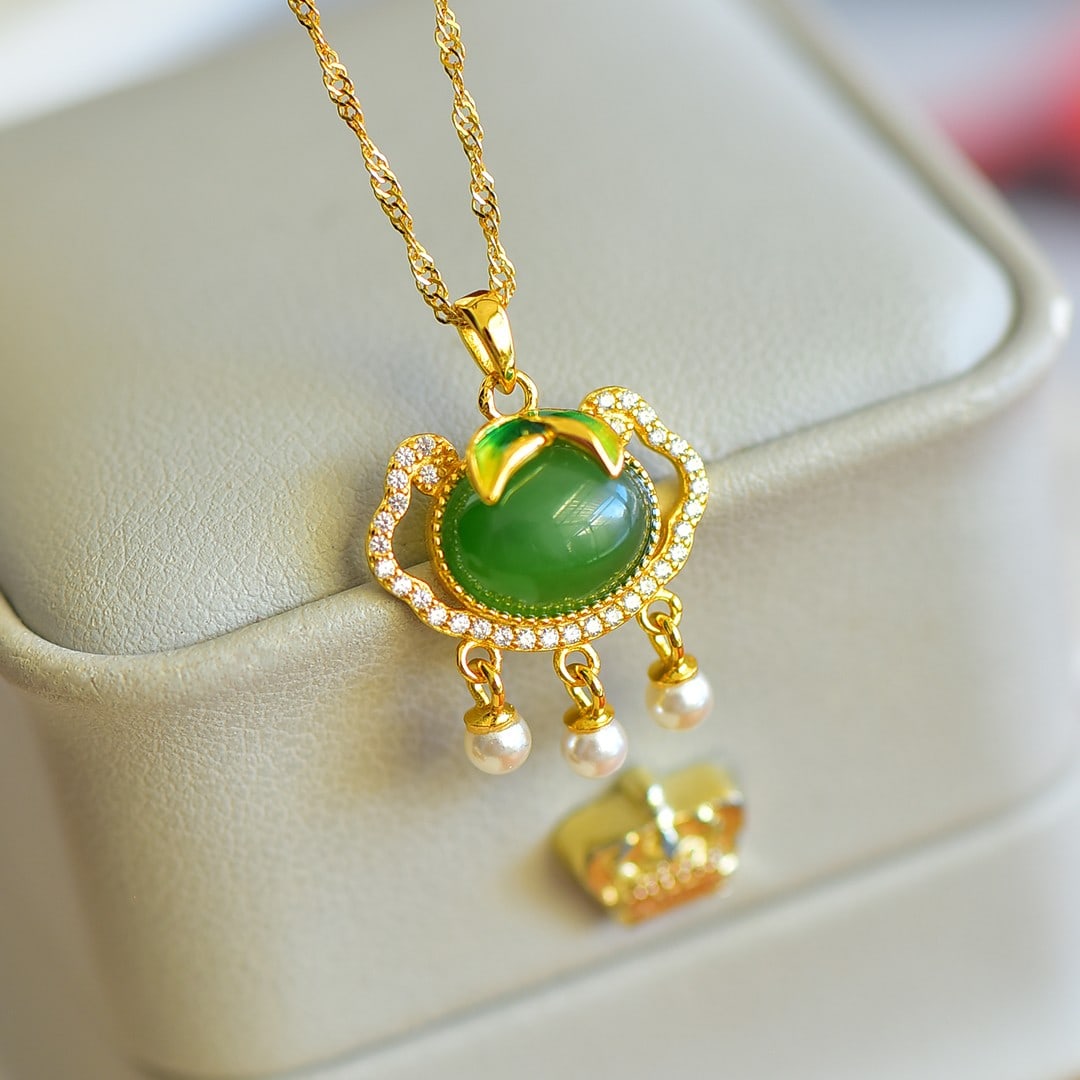 An Exquisite Sterling Silver-Gold Plated Inlaid Jasper Pendant,Inlaid Pearl: An Exquisite Sterling Silver-Gold Plated Inlaid Jasper Pendant,Inlaid Pearl,Size:0.3inx0.4in 纯银镀金镶碧玉项链,嵌珍珠