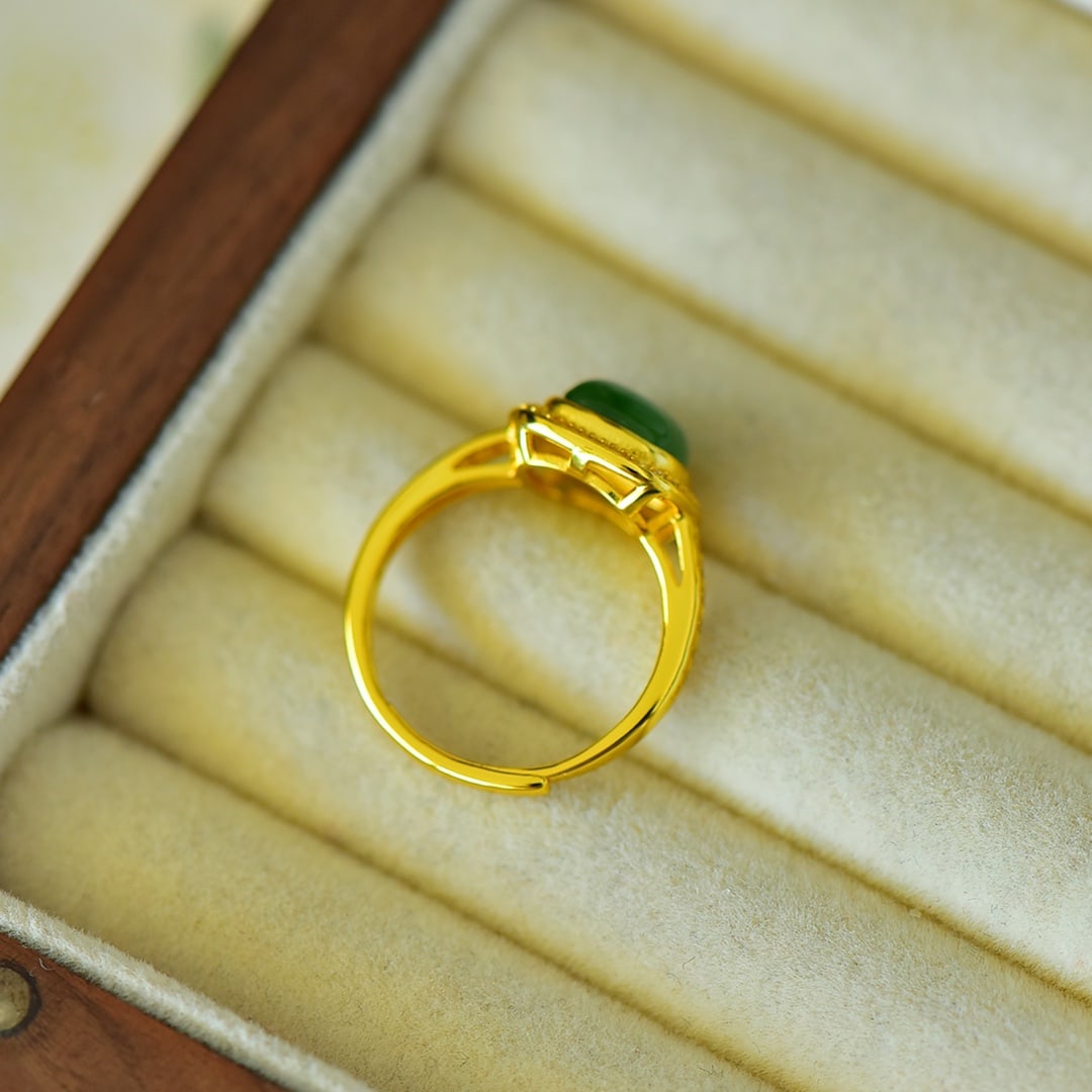 An Exquisite Sterling Silver-Gold Plated Inlaid Jasper Ring,Inlaid Diamond: An Exquisite Sterling Silver-Gold Plated Inlaid Jasper Ring,Inlaid Diamond,Size:0.3inx0.3in 纯银镀金镶碧玉戒指,嵌钻石