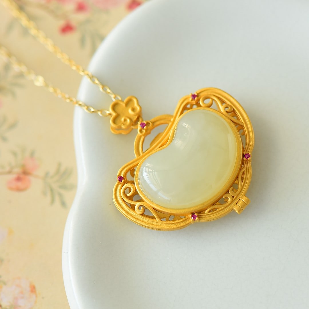 An Exquisite Sterling Silver-Gold Plated Inlaid White Jade Pendant: An Exquisite Sterling Silver-Gold Plated Inlaid White Jade Pendant,Size:0.6inx0.8in 纯银镀金镶白玉吊坠