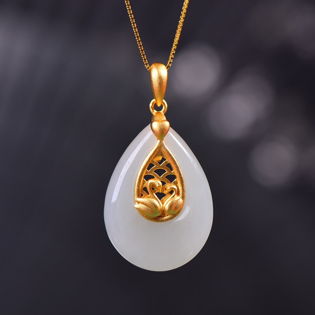 An Exquisite Sterling Silver-Gold Plated Inlaid White Jade Necklace: An Exquisite Sterling Silver-Gold Plated Inlaid White Jade Necklace,Size:0.7inx1in 纯银镀金镶白玉项链