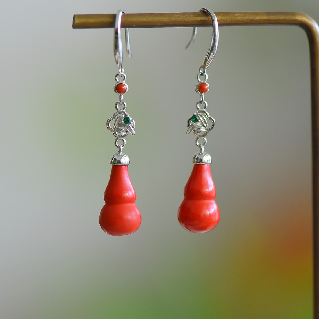 A Pair of Exquisite Sterling Silver Inlaid Cinnabar Gourd Earrings: A Pair of Exquisite Sterling Silver Inlaid Cinnabar Gourd Earrings,Size:0.3inx0.6in 寓意:有福有禄,福禄双全 一对纯银&